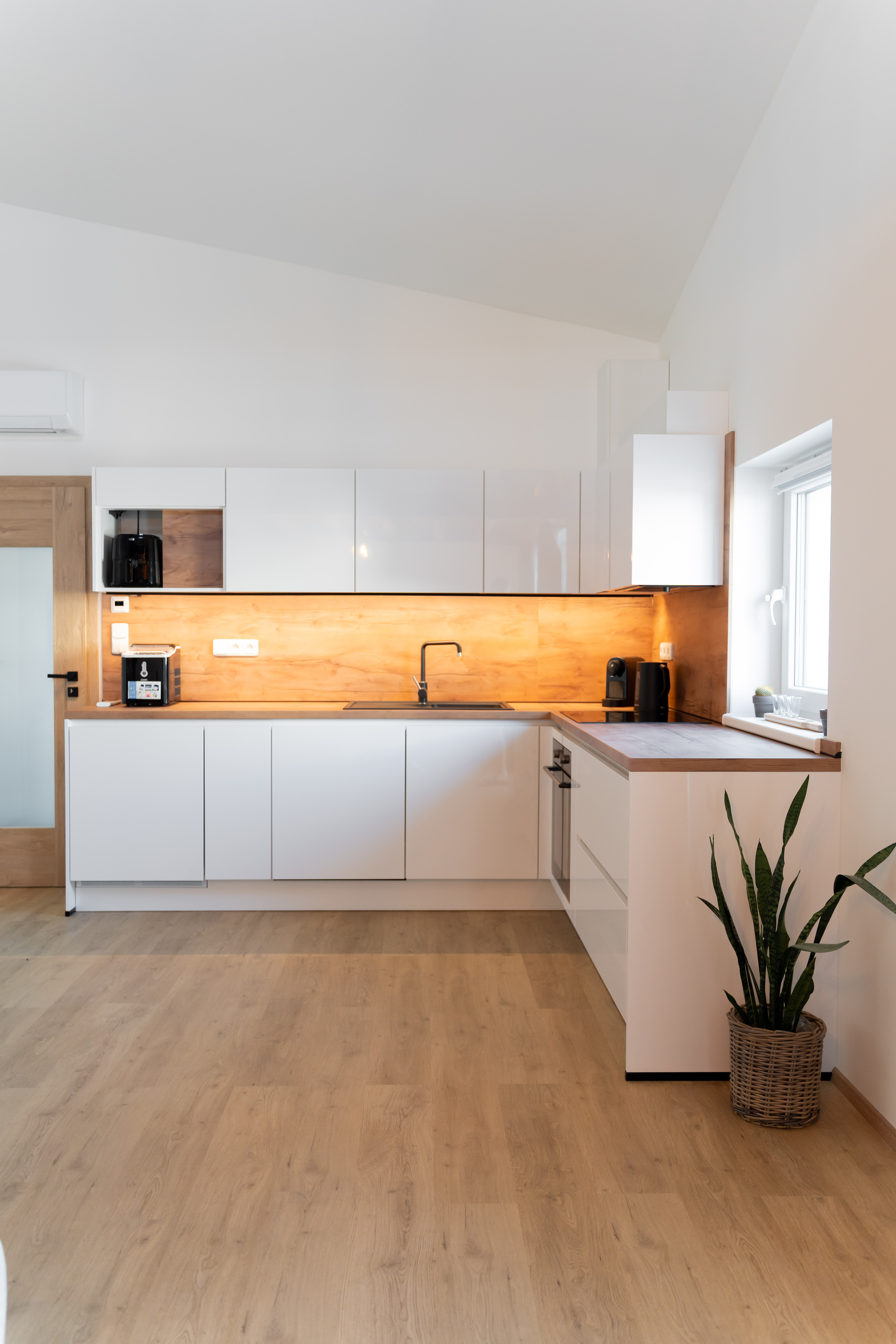 Kuchyň apartmánu v Pasohlávkách u Pálavy
